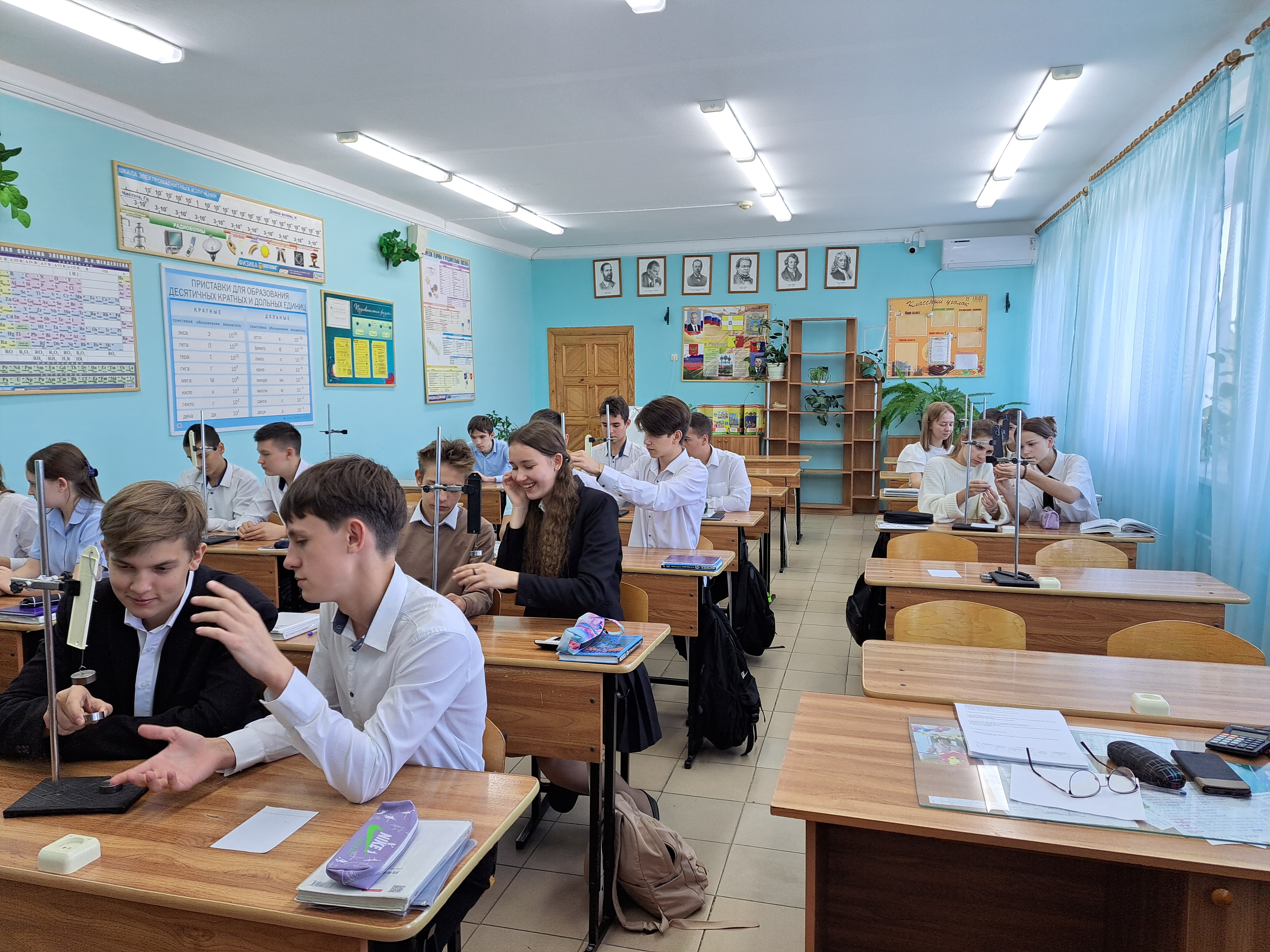 Изображения кабинета физики.